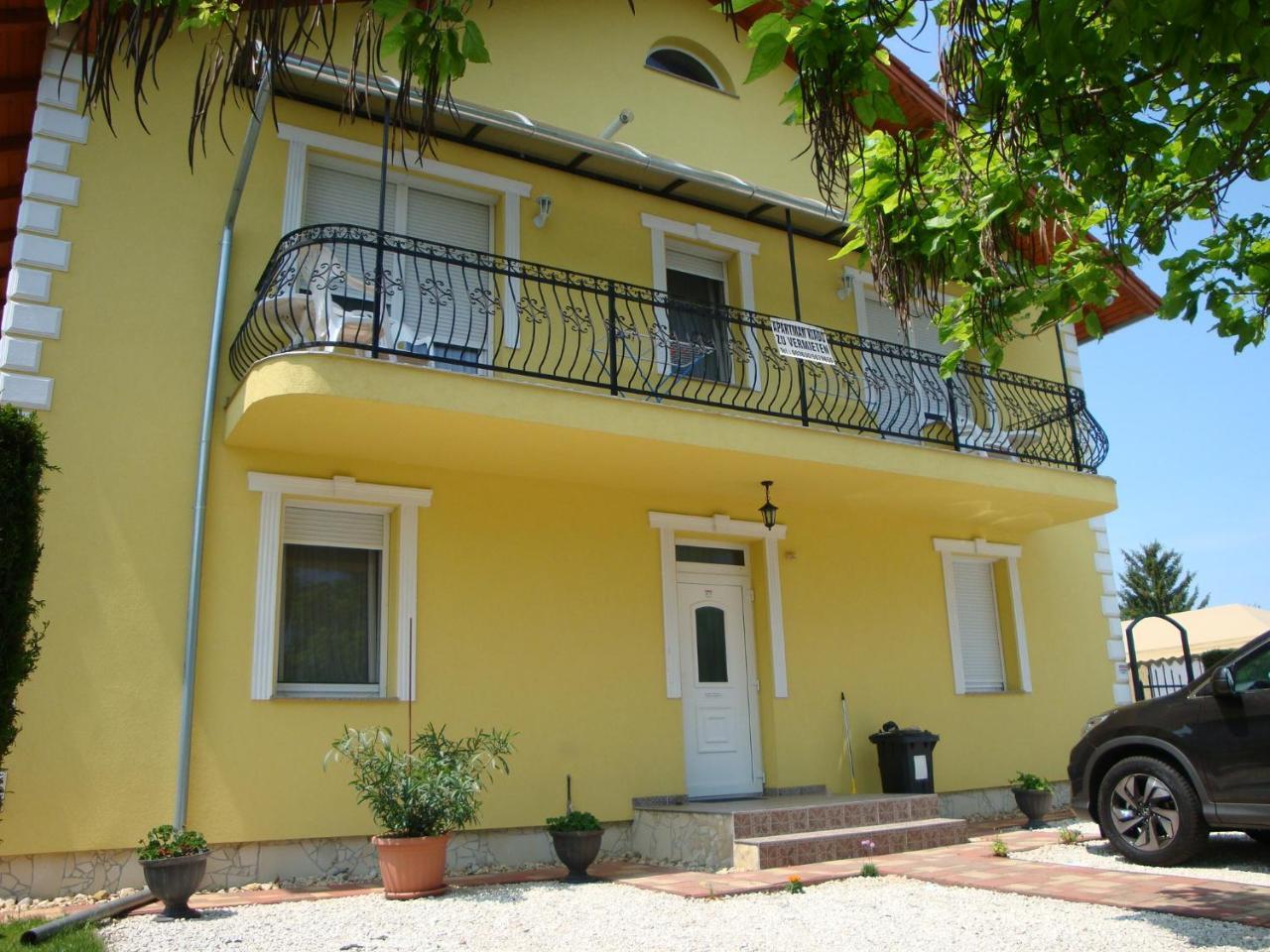 Yellow Apartmanhaz Buk Exterior foto