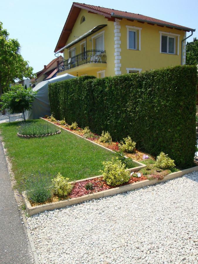 Yellow Apartmanhaz Buk Exterior foto