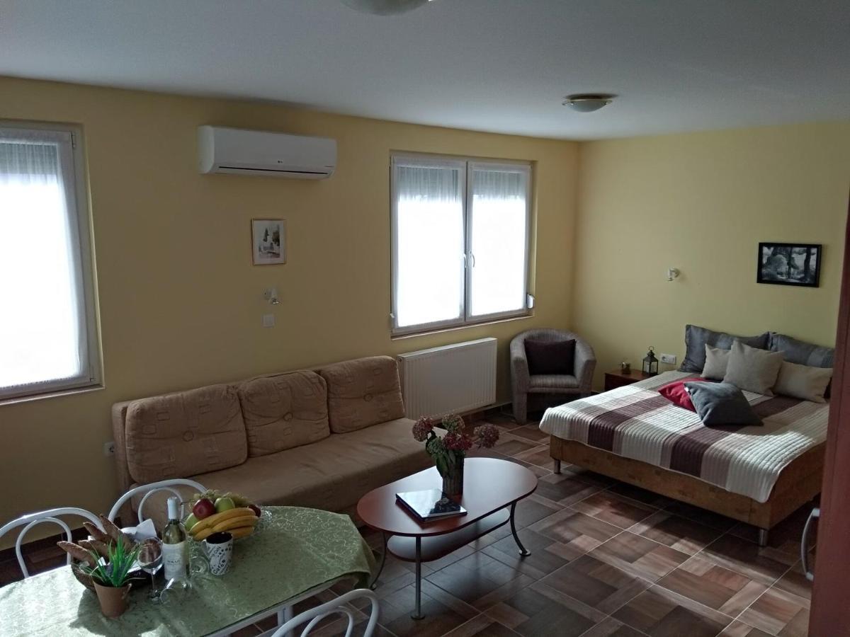 Yellow Apartmanhaz Buk Exterior foto